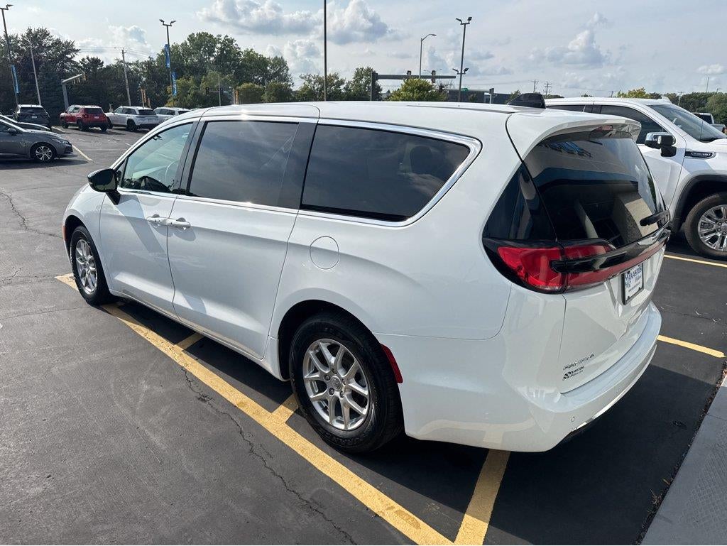 2025 Chrysler Pacifica Select