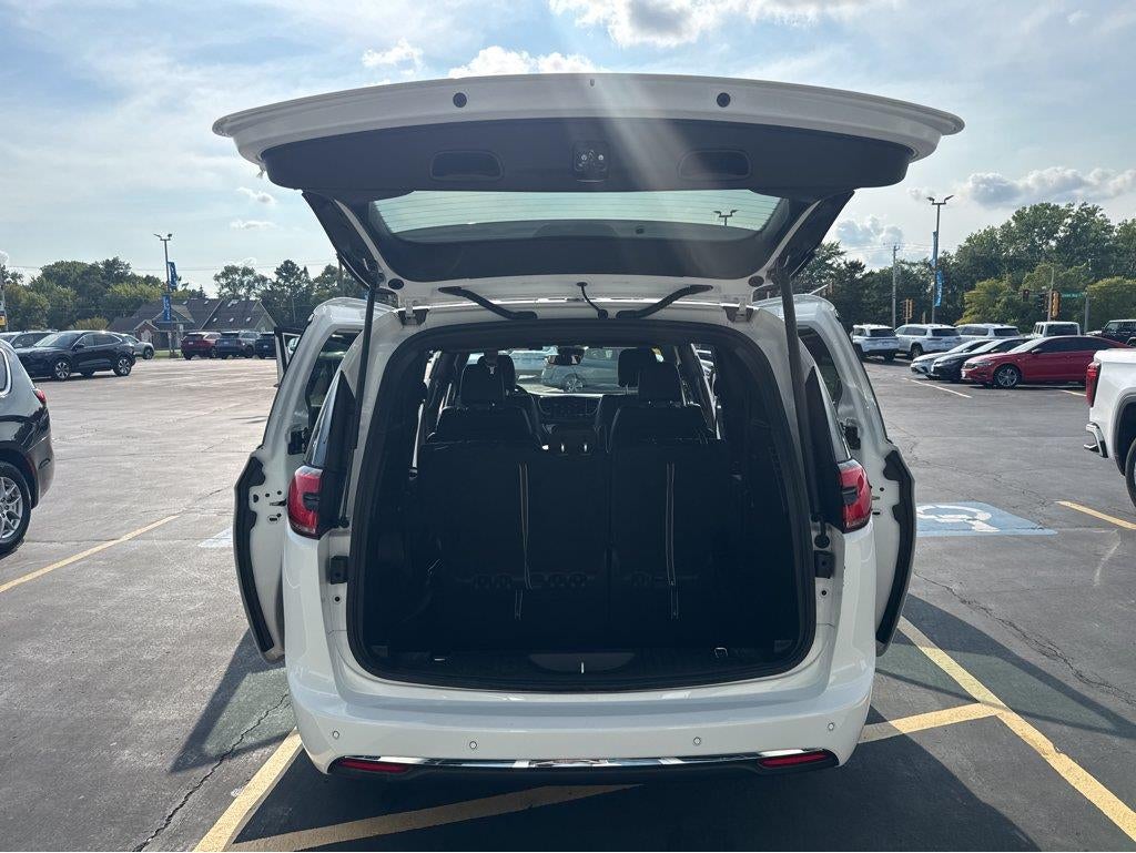 2025 Chrysler Pacifica Select
