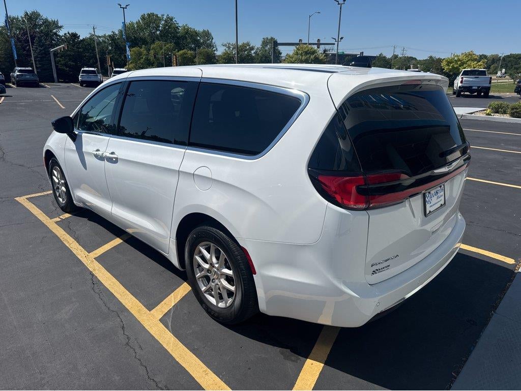 2025 Chrysler Pacifica Select