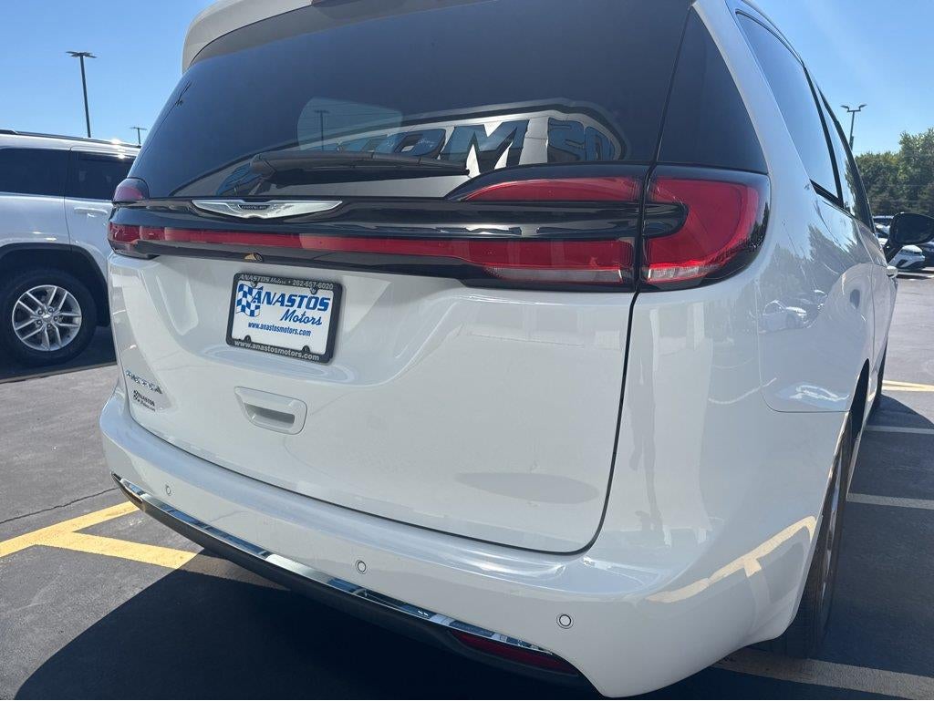 2025 Chrysler Pacifica Select