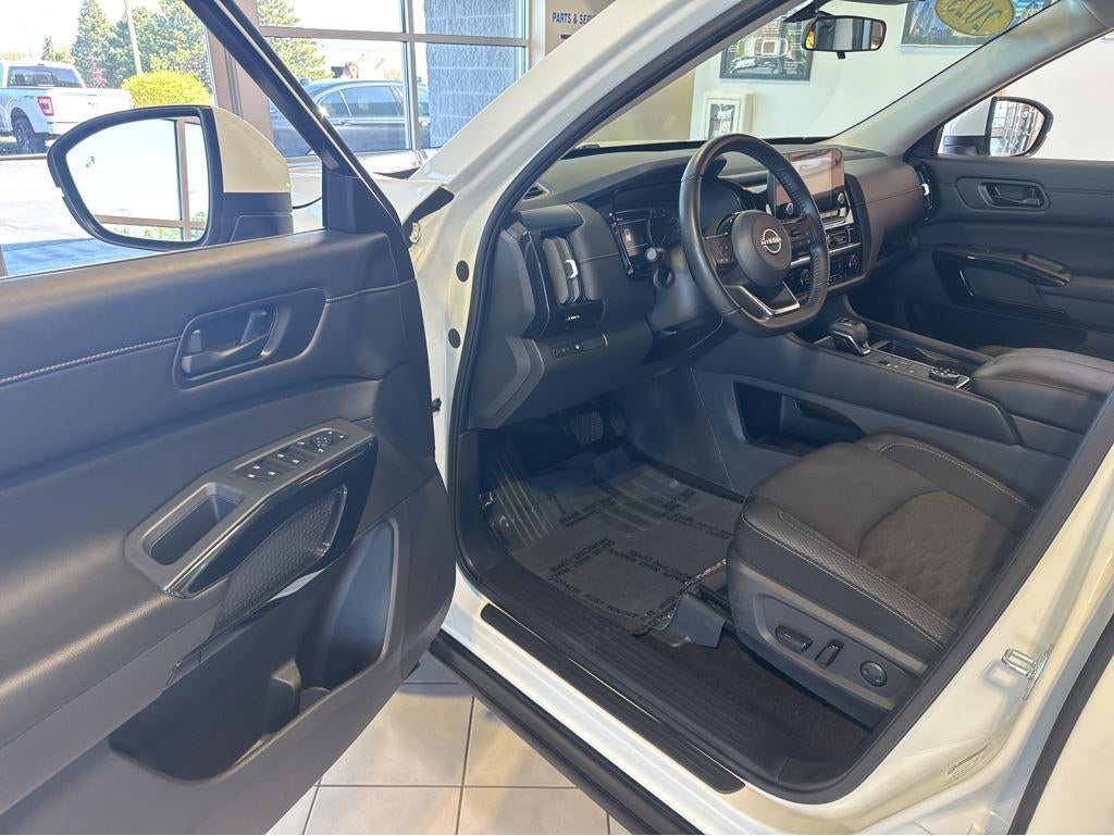 2023 Nissan Pathfinder SV
