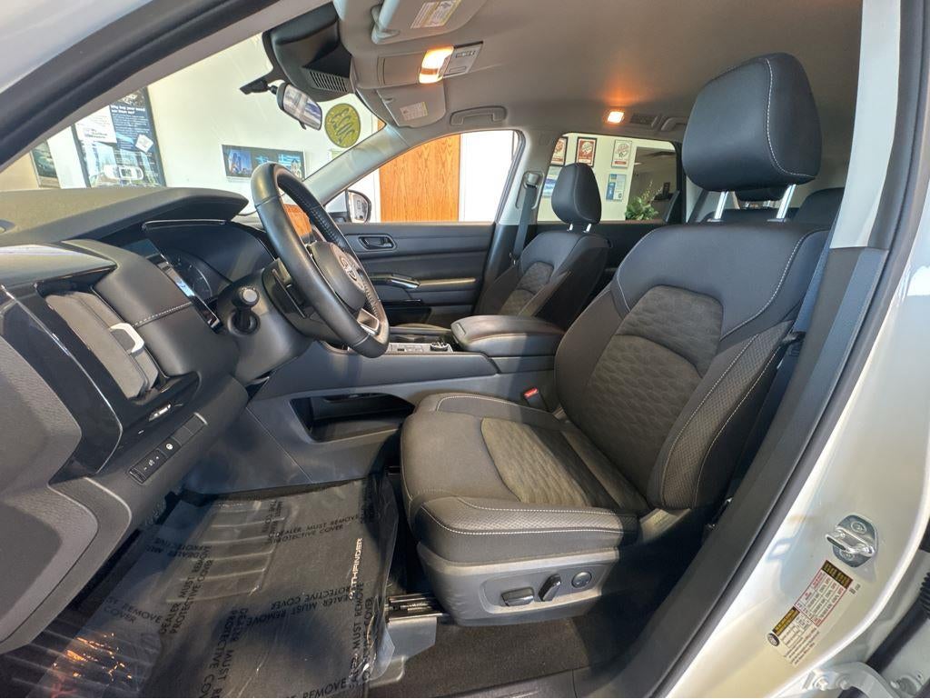 2023 Nissan Pathfinder SV